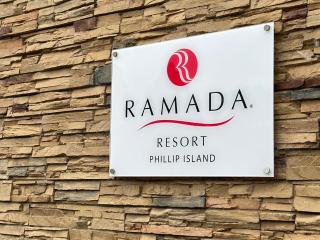 Superior Poolside Retreat Resort - Cowes - 4