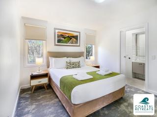 Superior Poolside Retreat Resort - Cowes - 3