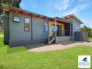 Superior Poolside Retreat Resort - Cowes - 2