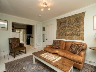 Charming 3 Bedroom House next to Victoria Park Pass the Keys - 7
