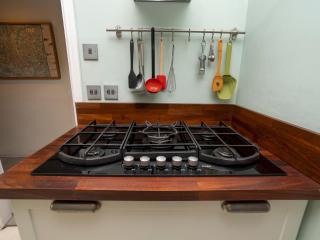 Charming 3 Bedroom House next to Victoria Park Pass the Keys - 4