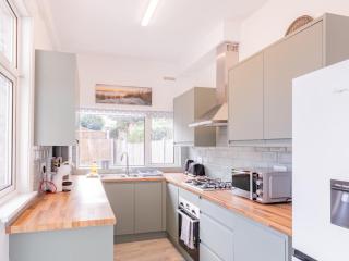 Pass the Keys Comfortable Flat with Patio Sleeps 4 - Westcliff-on-Sea - 9