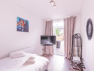 Pass the Keys Comfortable Flat with Patio Sleeps 4 - Westcliff-on-Sea - 8