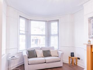Pass the Keys Comfortable Flat with Patio Sleeps 4 - Westcliff-on-Sea - 3