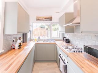 Pass the Keys Comfortable Flat with Patio Sleeps 4 - Westcliff-on-Sea - 1