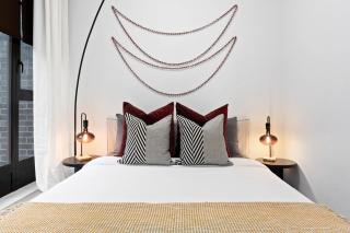 Modern Yaletown Townhouse with Balcony and Sleeps 9 Guests - 3