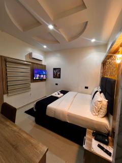 Triple J Universal Hotel and Suites - 5