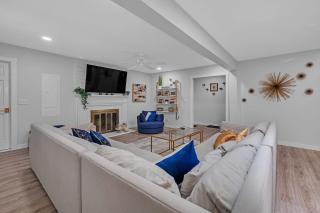 Southern Storm - Modern Stay with Patio & Yard home - 2