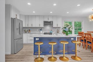 Southern Storm - Modern Stay with Patio & Yard home - Wilmington - 1
