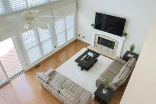 Spacious Lakefront Home for Families and Groups Pool, Deck, BBQ, Movie Room - Evans - 1