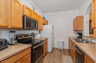 Peaceful Getaway in Windsor Hills - 2