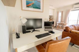 Oceanfront Executive Suite with Office & Wifi - Port Hedland - 8