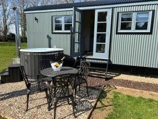 Shepherd's Huts at Hall Farm - Ashby cum Fenby - 0