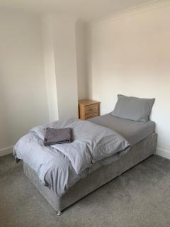3 Bedroom Contractor House With Parking - Moffat - 0