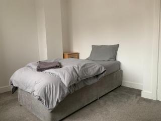 3 Bedroom Contractor House With Parking - Moffat - 6