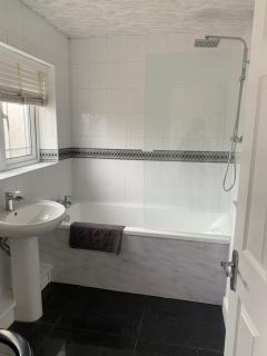 3 Bedroom Contractor House With Parking - Moffat - 3