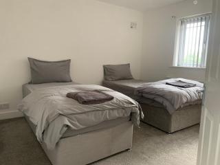 3 Bedroom Contractor House With Parking - Moffat - 2