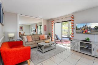 Cozy Townhome in Fantasy World Near Parks - 0