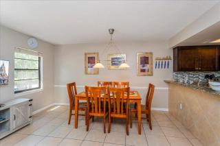 Cozy Townhome in Fantasy World Near Parks - 9