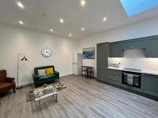 The Coastal Getaway - - 2