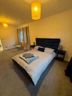 Stunning Bungalow In Rugby by Eason Stays, Ideal for Weekend Getaways & Business Travellers - Free Parking - - 0