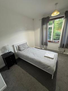 Stunning Bungalow In Rugby by Eason Stays, Ideal for Weekend Getaways & Business Travellers - Free Parking - - 5