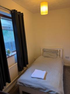 Stunning Bungalow In Rugby by Eason Stays, Ideal for Weekend Getaways & Business Travellers - Free Parking - - 4