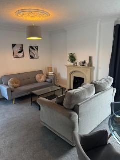 Stunning Bungalow In Rugby by Eason Stays, Ideal for Weekend Getaways & Business Travellers - Free Parking - - 2