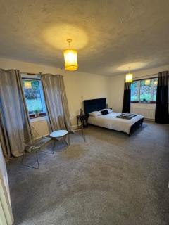 Stunning Bungalow In Rugby by Eason Stays, Ideal for Weekend Getaways & Business Travellers - Free Parking - - 1