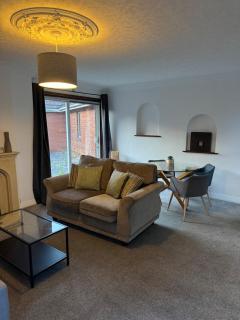 Stunning Bungalow In Rugby by Eason Stays, Ideal for Weekend Getaways & Business Travellers - Free Parking - 5
