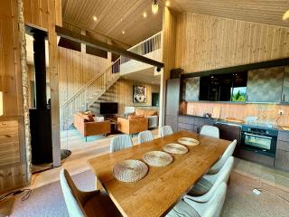 Charming Holiday Home with Hot Tub - - 9