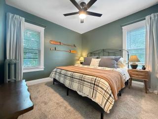 Chic Lakeside Retreat Steps from the Beach - Cleveland - 0