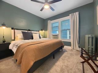 Chic Lakeside Retreat Steps from the Beach - Cleveland - 9