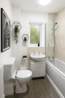 Tranquil 2 Bedroom Hideaway Sleeps 6 - Timperley - 1