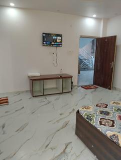 D P Palace - Chaudhary Charan Singh International Airport - 9