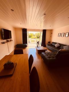 Barneys Retreat - Lakeside Getaway - South Cerney - 2