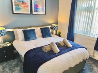 Ideal 4 Bed Home sleeps 7 Nr Middlebrook Stadium - 8