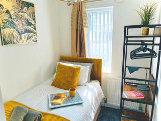 Ideal 4 Bed Home sleeps 7 Nr Middlebrook Stadium - Lostock - 6