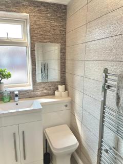 Ideal 4 Bed Home sleeps 7 Nr Middlebrook Stadium - 5