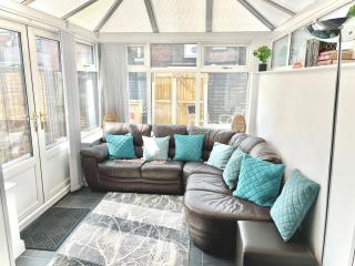 Ideal 4 Bed Home sleeps 7 Nr Middlebrook Stadium - 3