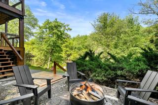 Incredible Riverfront Cabin Surrounded by Trees for an Unforgettable Escape in Nature in Blue Ridge, Georgia - 2
