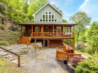 Incredible Riverfront Cabin Surrounded by Trees for an Unforgettable Escape in Nature in Blue Ridge, Georgia - 9