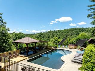 Incredible Riverfront Cabin Surrounded by Trees for an Unforgettable Escape in Nature in Blue Ridge, Georgia - 4