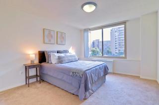Modern Retreat Near Metro with Pool Access - Arlington - 5