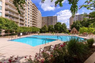 Modern Retreat Near Metro with Pool Access - Arlington - 4