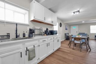 Modern 3BR Near Downtown & Casino, Pet-friendly, Fast Wi-Fi, Laundry - 8