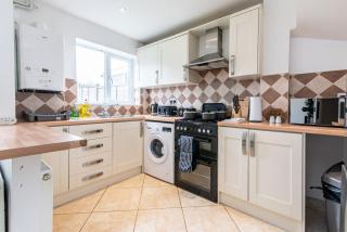 Comfortable 3-Bedroom House with Private Driveway in Bedford - Bedford - 9