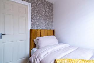 Comfortable 3-Bedroom House with Private Driveway in Bedford - Bedford - 8