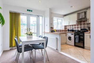 Comfortable 3-Bedroom House with Private Driveway in Bedford - Bedford - 5