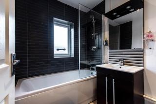 Comfortable 3-Bedroom House with Private Driveway in Bedford - Bedford - 1